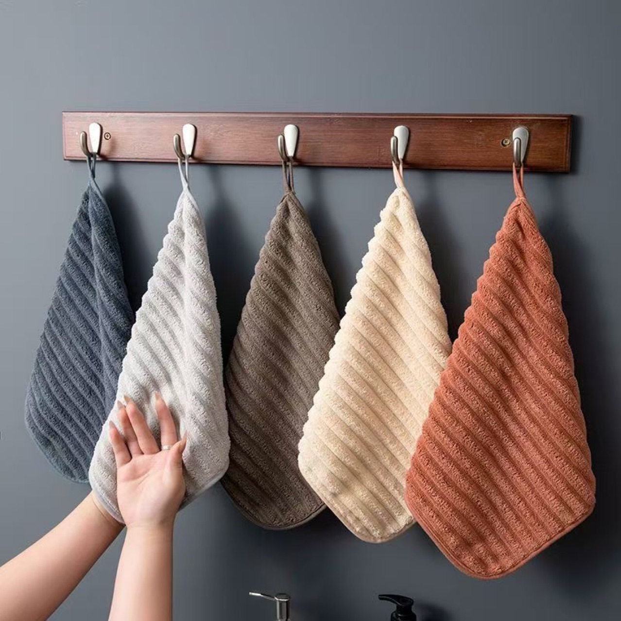 Zara Home Bathroom - مجموعة من 5 مناشف يد مخططة